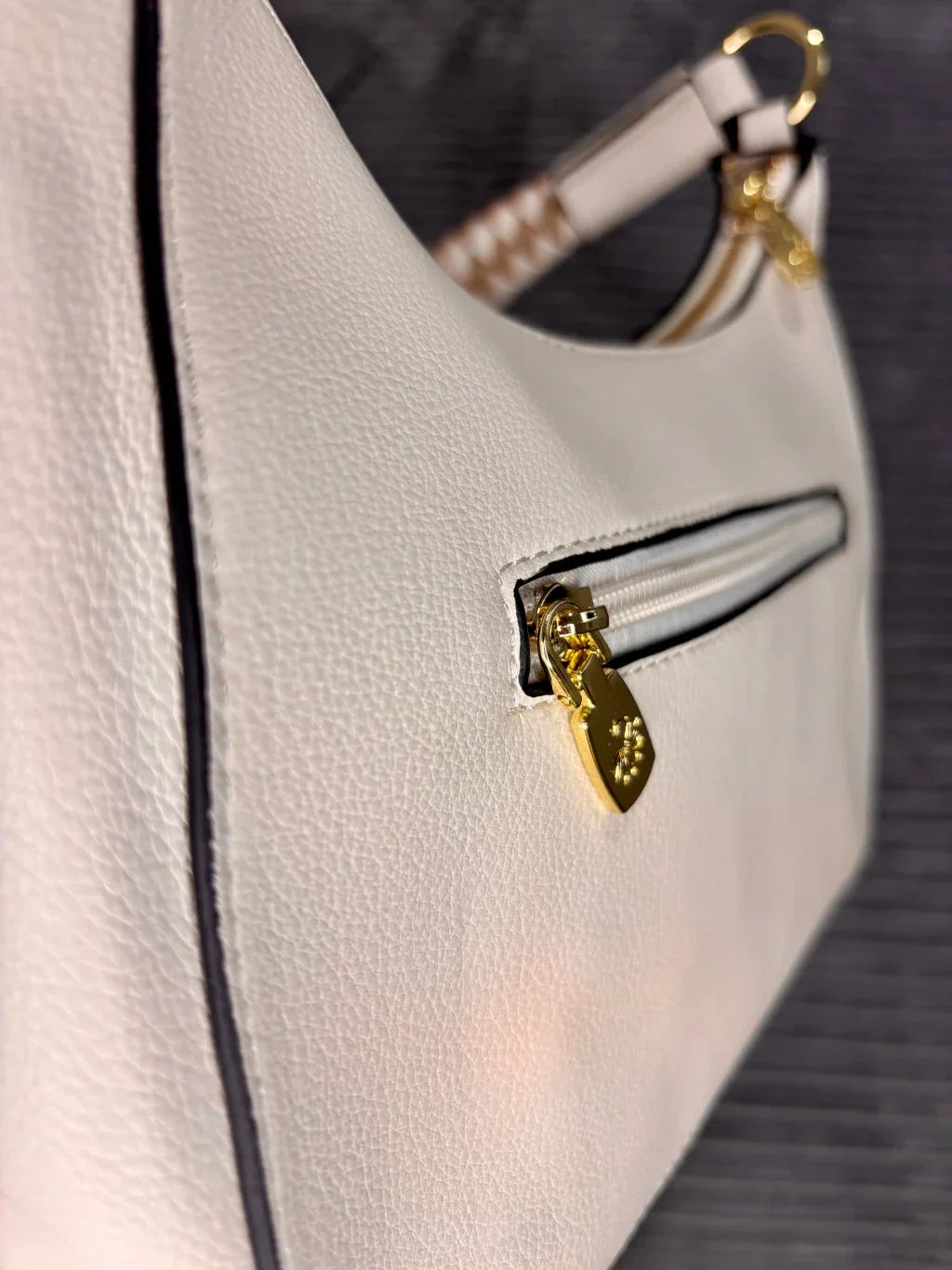 Bolso Hobo Estructurado para Mujer con Asa Trenzada y Detalles Dorados Modelo Brisa de Búzios